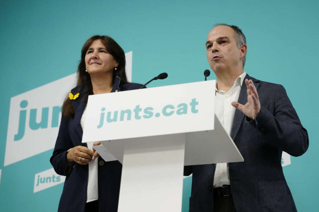 BARCELONA, 07/10/2022.- La líder de JxCat, Laura Borràs (i), y el secretario general del partido, Jordi Turull (d), ofrecen una rueda de prensa tras la votación de los militantes del partido, que han optado por salir del Govern y romper relaciones con ERC, este viernes en Barcelona. EFE/ Enric Fontcuberta