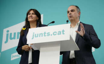 BARCELONA, 07/10/2022.- La líder de JxCat, Laura Borràs (i), y el secretario general del partido, Jordi Turull (d), ofrecen una rueda de prensa tras la votación de los militantes del partido, que han optado por salir del Govern y romper relaciones con ERC, este viernes en Barcelona. EFE/ Enric Fontcuberta