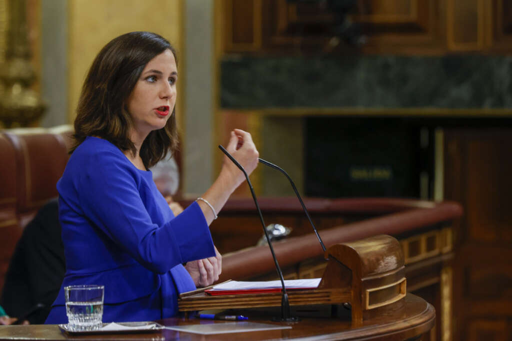 La ministra de Derechos Sociales y Agenda 2030, Ione Belarra, interviene durante el pleno celebrado este miércoles en el Congreso de los Diputados. EFE/ Javier Lizón