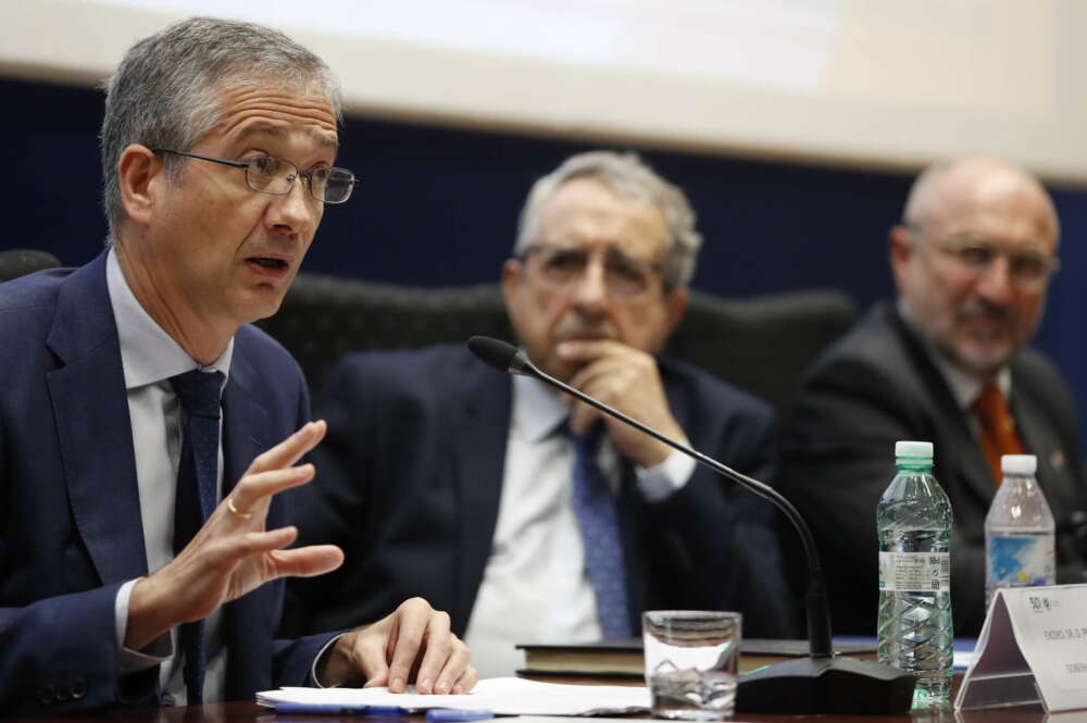 GRAFAND4022. MÁLAGA, 10/10/2022.-El Gobernador del Banco de España, Pablo Hernández de Cos, durante la conferencia que ha ofrecido este lunes en el Paraninfo de la Universidad de Málaga. EFE/Jorge Zapata