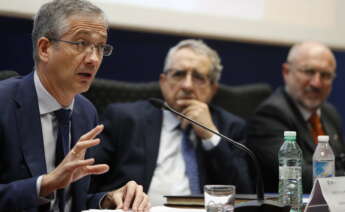 GRAFAND4022. MÁLAGA, 10/10/2022.-El Gobernador del Banco de España, Pablo Hernández de Cos, durante la conferencia que ha ofrecido este lunes en el Paraninfo de la Universidad de Málaga. EFE/Jorge Zapata