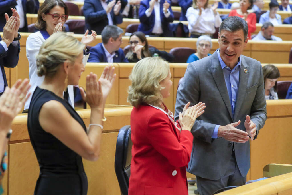 El presidente del Gobierno, Pedro Sánchez (d), durante el pleno del Senado, donde comparecerá para informar de las últimas medidas económicas y fiscales del Ejecutivo y el papel de las comunidades autónomas en su aplicación, este martes en Madrid. EFE/ Fernando Alvarado