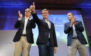 LAS PALMAS DE GRAN CANARIA. 15/10/2022.- El presidente del Partido Popular (PP), Alberto Núñez Feijóo (c), participa en la convención que su partido celebra este domingo en Gran Canaria, junto con varios líderes de los populares en las islas, entre ellos el presidente regional Manuel Domíguez (d) y el presidente insular de Gran Canarias, Miguel Jorge Blanco. EFE/Ángel Medina G.