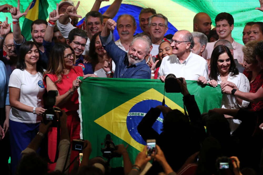 AME9870. SAO PAULO (BRASIL), 30/10/2022.- El expresidente brasileño Luiz Inácio Lula da Silva pronuncia un discurso tras su triunfo en la segunda vuelta de las elecciones, en Sao Paulo (Brasil). El exmandatario Luiz Inácio Lula da Silva ganó este domingo la segunda vuelta de las elecciones presidenciales en Brasil con un 50,83 % frente al 49,17 % que obtuvo el actual gobernante, Jair Bolsonaro, con el 98,81 % de las urnas escrutadas. EFE/ Sebastiao Moreira