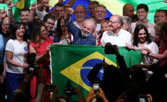 AME9870. SAO PAULO (BRASIL), 30/10/2022.- El expresidente brasileño Luiz Inácio Lula da Silva pronuncia un discurso tras su triunfo en la segunda vuelta de las elecciones, en Sao Paulo (Brasil). El exmandatario Luiz Inácio Lula da Silva ganó este domingo la segunda vuelta de las elecciones presidenciales en Brasil con un 50,83 % frente al 49,17 % que obtuvo el actual gobernante, Jair Bolsonaro, con el 98,81 % de las urnas escrutadas. EFE/ Sebastiao Moreira
