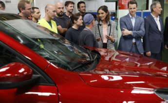 La ministra de Industria, Reyes Maroto, saluda a trabajadores en las instalaciones de la fábrica de Ford en Almussafes. EFE/ Kai Forsterling