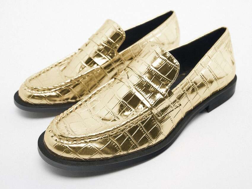 El mocasín metalizado de color dorado, de Zara.