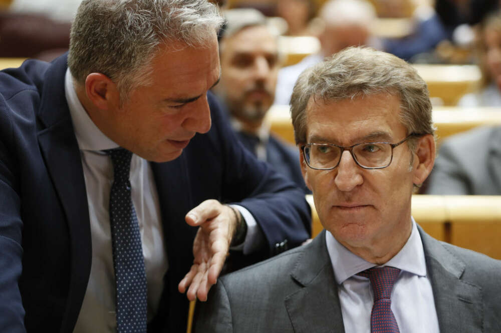 MADRID, 25/10/2022.- El líder del PP, Alberto Núñez Feijóo (d), conversa con el coordinador general de su partido, Elías Bendodo, durante la sesión de control al Gobierno celebrada en la Cámara Alta, este martes en Madrid. EFE/ Mariscal