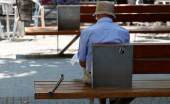 MADRID, 26/07/2021.- Una persona mayor ojea el periódico en uno de los bancos de Madrid Río, este lunes, cuando se celebra el Día de los Abuelos. EFE/Zipi