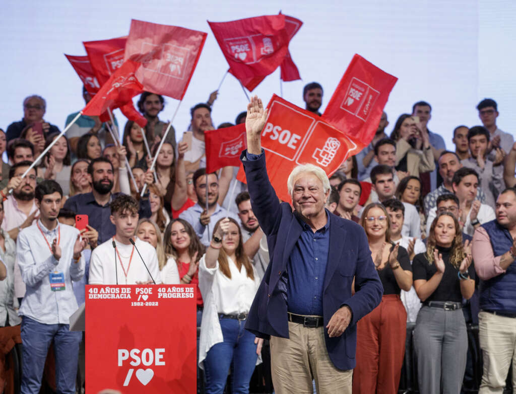 El exsecretario general y expresidente del Gobierno, Felipe González, durante su participación este sábado en Sevilla en un acto para conmemorar el 40 aniversario de la victoria electoral que en 1982 hizo posible el primer gobierno socialista de la democracia. EFE/Julio Muñoz