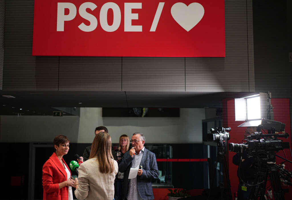 La portavoz de la Ejecutiva Federal del PSOE y ministra de Administración Territorial, Isabel Rodríguez, da una rueda de prensa para comentar distintos asuntos de actualidad en la sede federal de su partido, este domingo, en Madrid.. EFE/ Borja Sanchez-Trillo