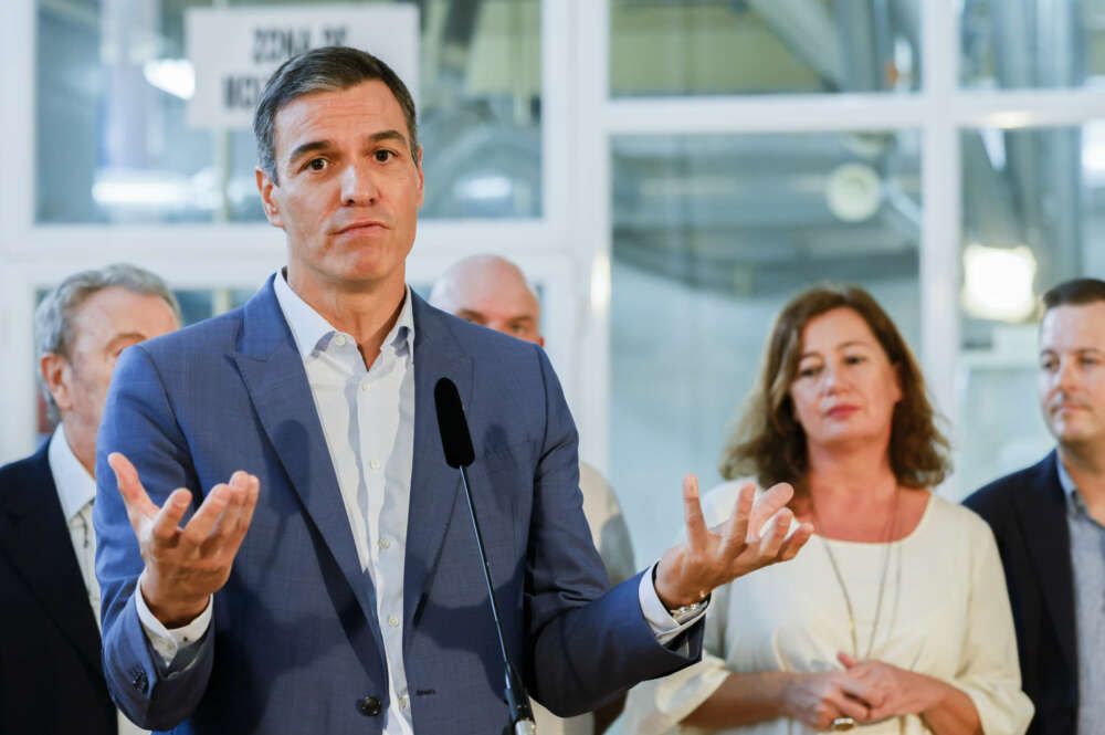 MARRATXI (PALMA), 03/10/2022.- El presidente del Gobierno, Pedro Sánchez (i), da un discurso en presencia de la presidenta del Gobierno balear, Francina Armengol (d), mientras visita las instalaciones de la empresa CAROB, este lunes, en el primer acto al recuperar su actividad institucional de forma presencial tras dar negativo en un test de covid. EFE/ Cati Cladera