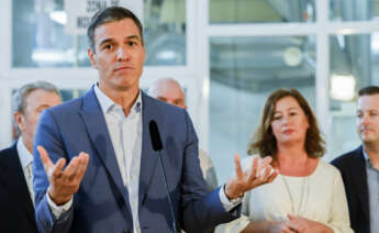 MARRATXI (PALMA), 03/10/2022.- El presidente del Gobierno, Pedro Sánchez (i), da un discurso en presencia de la presidenta del Gobierno balear, Francina Armengol (d), mientras visita las instalaciones de la empresa CAROB, este lunes, en el primer acto al recuperar su actividad institucional de forma presencial tras dar negativo en un test de covid. EFE/ Cati Cladera