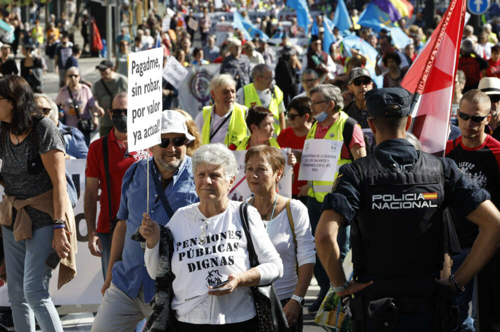 MADRID, 15/10/2022.- Vista de los participantes en la manifestación por las Pensiones Dignas organizada por los colectivos de pensionistas este sábado en Madrid. EFE/ Chema Moya