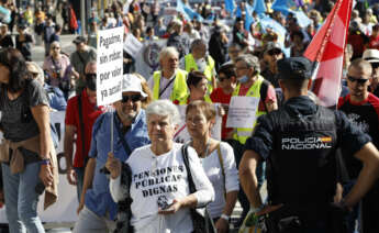 MADRID, 15/10/2022.- Vista de los participantes en la manifestación por las Pensiones Dignas organizada por los colectivos de pensionistas este sábado en Madrid. EFE/ Chema Moya