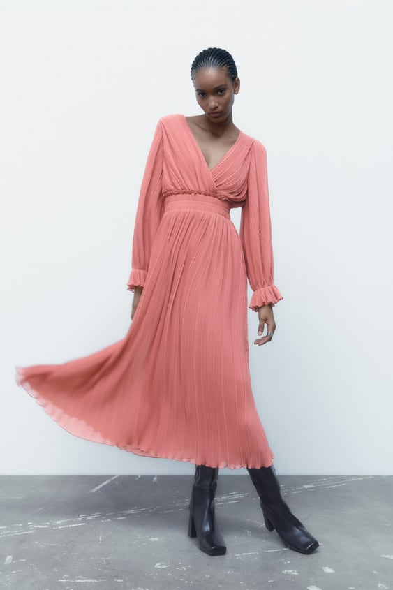 El vestido midi plisado Zara que te convertirá en una invitada elegante - Economía Digital