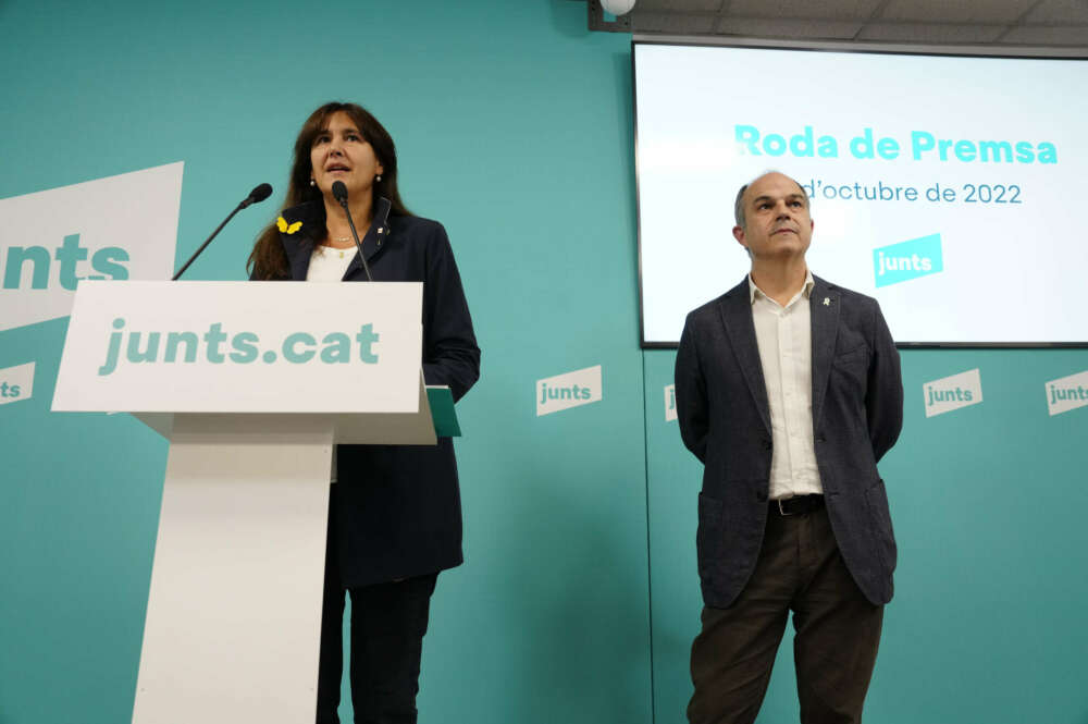 BARCELONA, 07/10/2022.- La líder de JxCat, Laura Borràs (i), y el secretario general del partido, Jordi Turull (d), ofrecen una rueda de prensa tras la votación de los militantes del partido, que han optado por salir del Govern y romper relaciones con ERC, este viernes en Barcelona. EFE/ Enric Fontcuberta