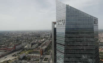 MADRID, 21/05/2022.- Vista de la Torre KPMG desde la Torre Emperador donde este sábado se ha celebrado la VI Carrera Vertical de Bomberos de Madrid. EFE/Mariscal