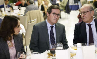 MADRID, 24/10/2022.- El presidente de la CEOE, Antonio Garamendi (c), durante un almuerzo-coloquio del Club siglo XXI este lunes en Madrid. EFE/ Chema Moya