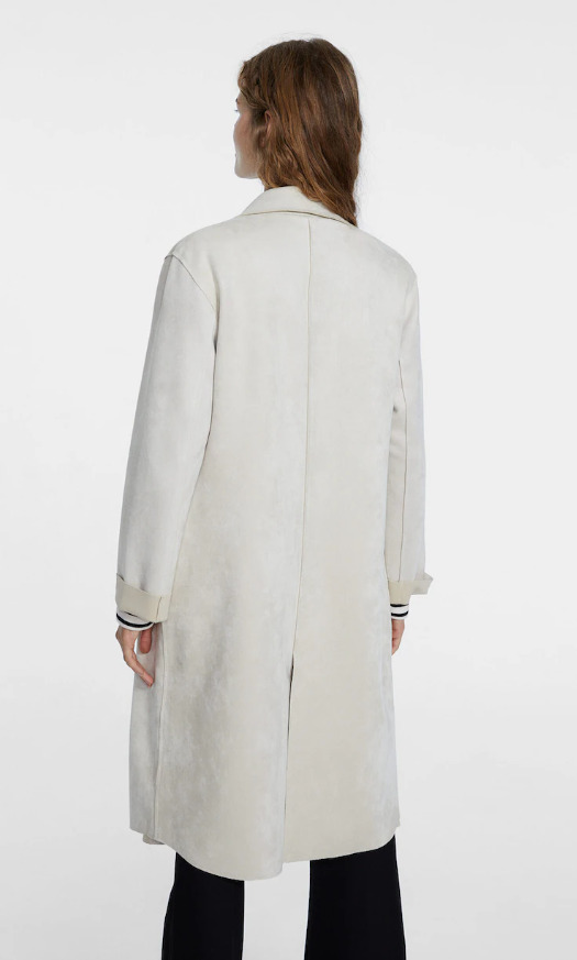 El abrigo de antelina de Stradivarius en color blanco roto