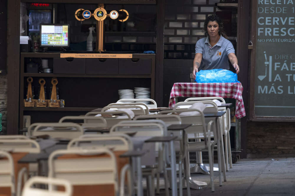 TOLEDO, 02/08/2022.- Una camarera coloca las mesa en un bar de Toledo este martes. El Ministerio de Trabajo y el de Inclusión y Seguridad Social han publicado los datos de paro y afiliación del mes de julio, el desempleo ha crecido en las 17 comunidades autónomas, entre ellas Castilla-La Mancha (1,95 %) , mientras que bajó en las ocho restantes, más en Cantabria (2,52 %) y Asturias (2,43 %). EFE/Ismael Herrero