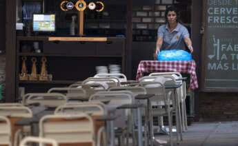 TOLEDO, 02/08/2022.- Una camarera coloca las mesa en un bar de Toledo este martes. El Ministerio de Trabajo y el de Inclusión y Seguridad Social han publicado los datos de paro y afiliación del mes de julio, el desempleo ha crecido en las 17 comunidades autónomas, entre ellas Castilla-La Mancha (1,95 %) , mientras que bajó en las ocho restantes, más en Cantabria (2,52 %) y Asturias (2,43 %). EFE/Ismael Herrero