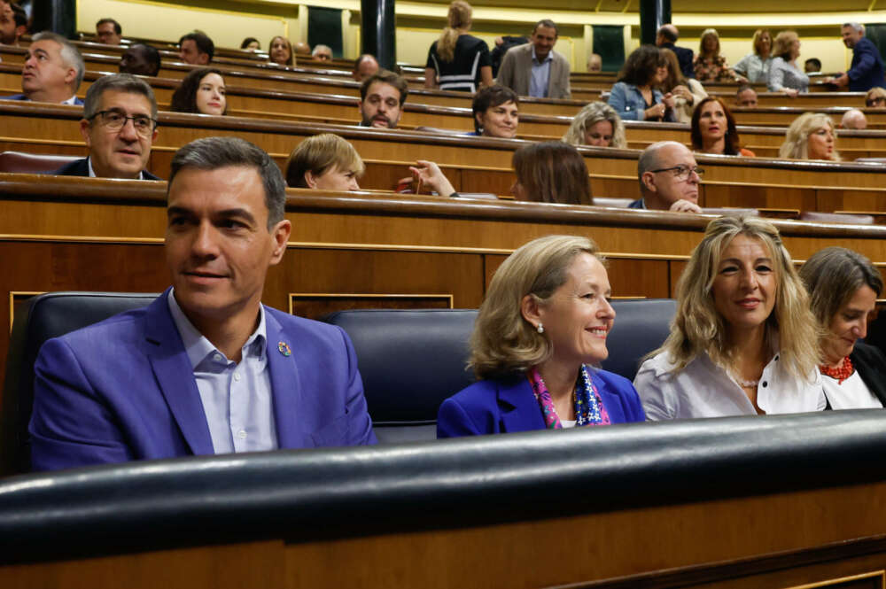 MADRID, 05/10/2022.- El presidente del Gobierno, Pedro Sánchez (i) junto a la ministra de Economía, Nadia Calviño (2i), la ministra de Trabajo, Yolanda Díaz (2d) y la ministra de Transición Ecológica, Teresa Ribera (d) durante el pleno celebrado este miércoles en el Congreso de los Diputados. EFE/J.J.Guillén