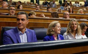 MADRID, 05/10/2022.- El presidente del Gobierno, Pedro Sánchez (i) junto a la ministra de Economía, Nadia Calviño (2i), la ministra de Trabajo, Yolanda Díaz (2d) y la ministra de Transición Ecológica, Teresa Ribera (d) durante el pleno celebrado este miércoles en el Congreso de los Diputados. EFE/J.J.Guillén