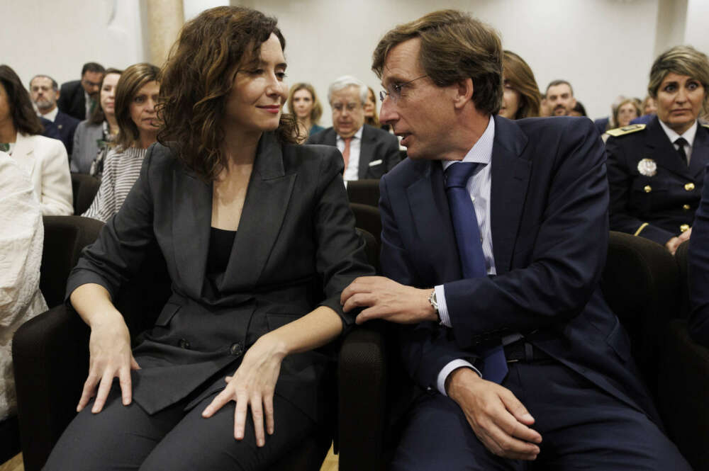 MADRID, 06/10/2022.- La presidenta de la Comunidad de Madrid, Isabel Diaz Ayuso, conversa con el alcalde de Madrid, José Luis Martínez Almeida, durante el solemne acto de apertura del Año Judicial 2022-23 en la Comunidad de Madrid, este jueves. EFE/Sergio Pérez