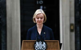 London (United Kingdom), 20/10/2022.- British Prime Minister Liz Truss delivers a resignation statement outside 10 Downing Street in London, Britain, 20 October 2022. Truss gave in to increasing calls for her to resign from Tory MPs. She will remain in power until a new Prime Minister will be appointed. (Reino Unido, Londres) EFE/EPA/ANDY RAIN