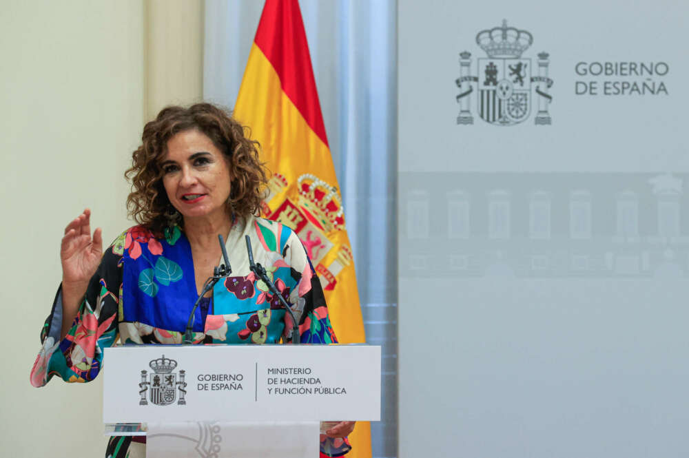 MADRID, 19/10/2022.- La ministra de Hacienda y Función Pública, María Jesús Montero, interviene en el acto de firma del Acuerdo Marco para una Administración del siglo XXI, junto a los sindicatos CCOO y UGT, este miércoles en la sede del Ministerio. EFE/ Zipi