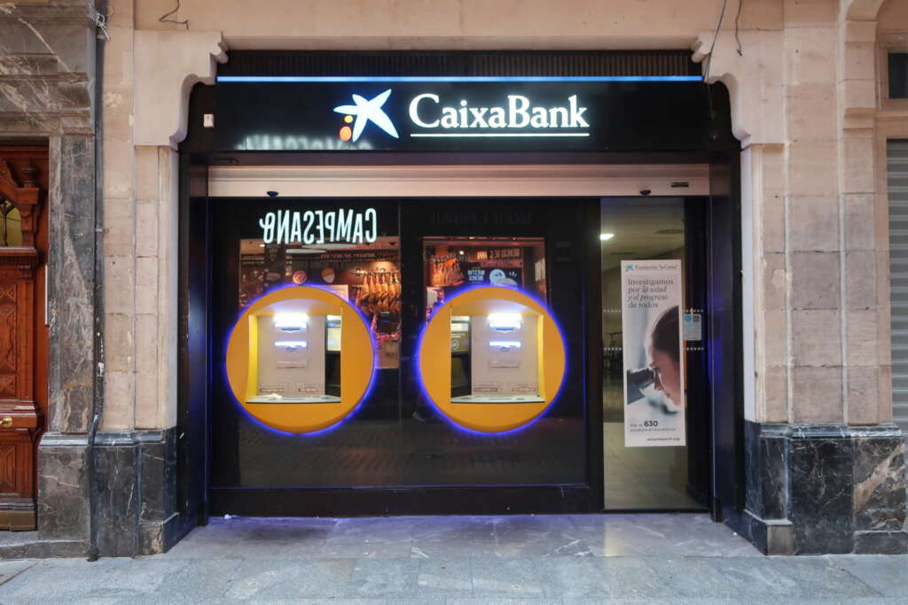 BILBAO, 01/08/2022.- Cajero automático de CaixaBank en el Casco Viejo de Bilbao. EFE/Paloma Puente