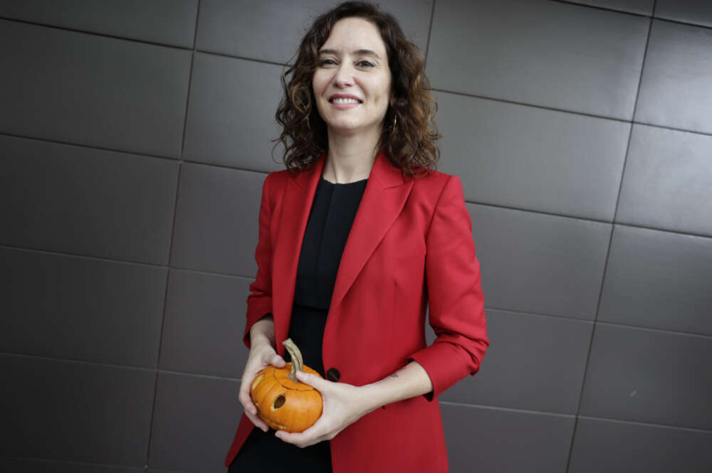 Isabel Díaz Ayuso sostiene una calabaza en la mano, debido a la festividad conocida en Galicia como Samaín, durante su visita este jueves a Ordes. EFE/Cabalar