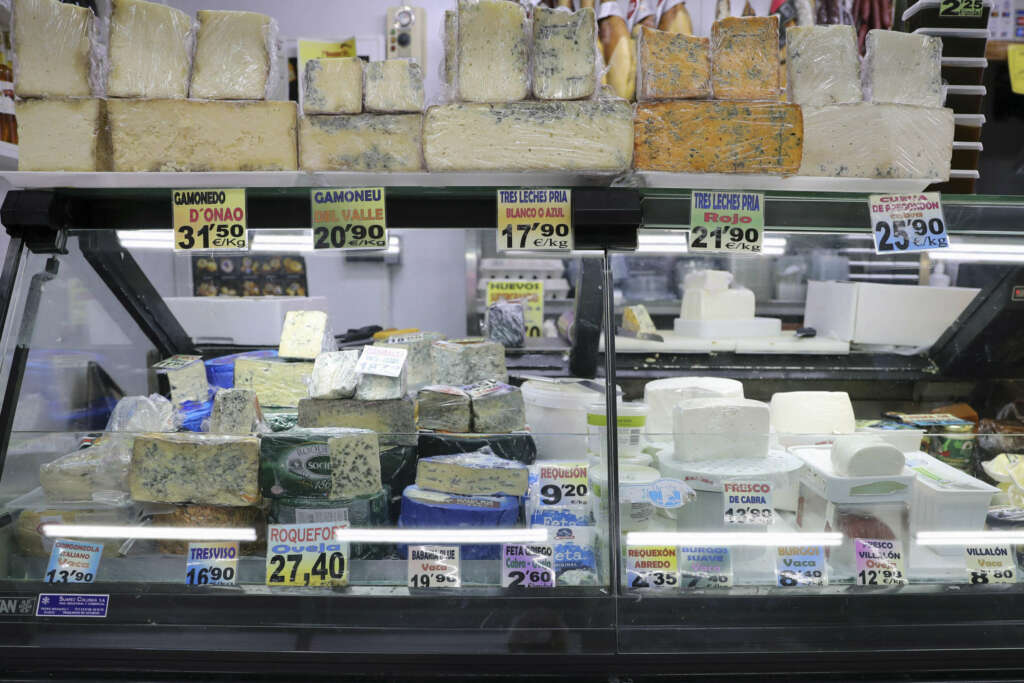 Un establecimiento vende distintos tipos de quesos. EFE/ J.L.Cereijido