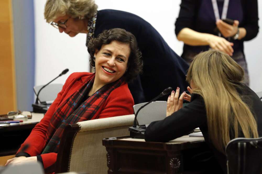 GRAF9659. MADRID, 13/02/2020.- La nueva presidenta de la comisión del Pacto de Toledo, Magdalena Valerio (i), a su llegada a la sesión constitutiva que tiene lugar este jueves en Madrid. EFE/Chema Moya