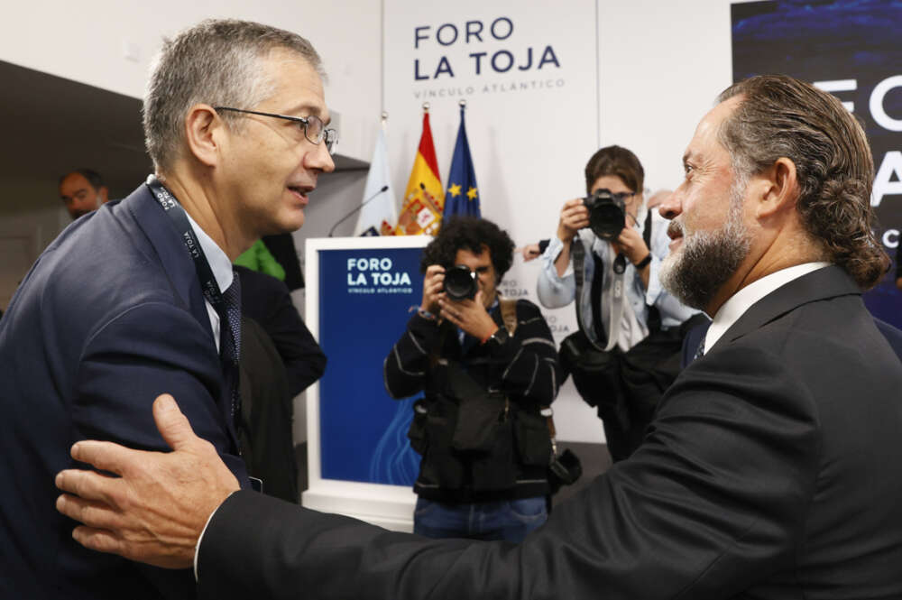 El gobernador del Banco de España, Pablo Hernández de Cos (i), saluda al presidente de Abanca, Juan Carlos Escotet, tras su intervención este sábado en el Foro La Toja-Vínculo Atlántico, celebrado en la isla de La Toja, Pontevedra. EFE/Lavandeira jr