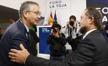 El gobernador del Banco de España, Pablo Hernández de Cos (i), saluda al presidente de Abanca, Juan Carlos Escotet, tras su intervención este sábado en el Foro La Toja-Vínculo Atlántico, celebrado en la isla de La Toja, Pontevedra. EFE/Lavandeira jr