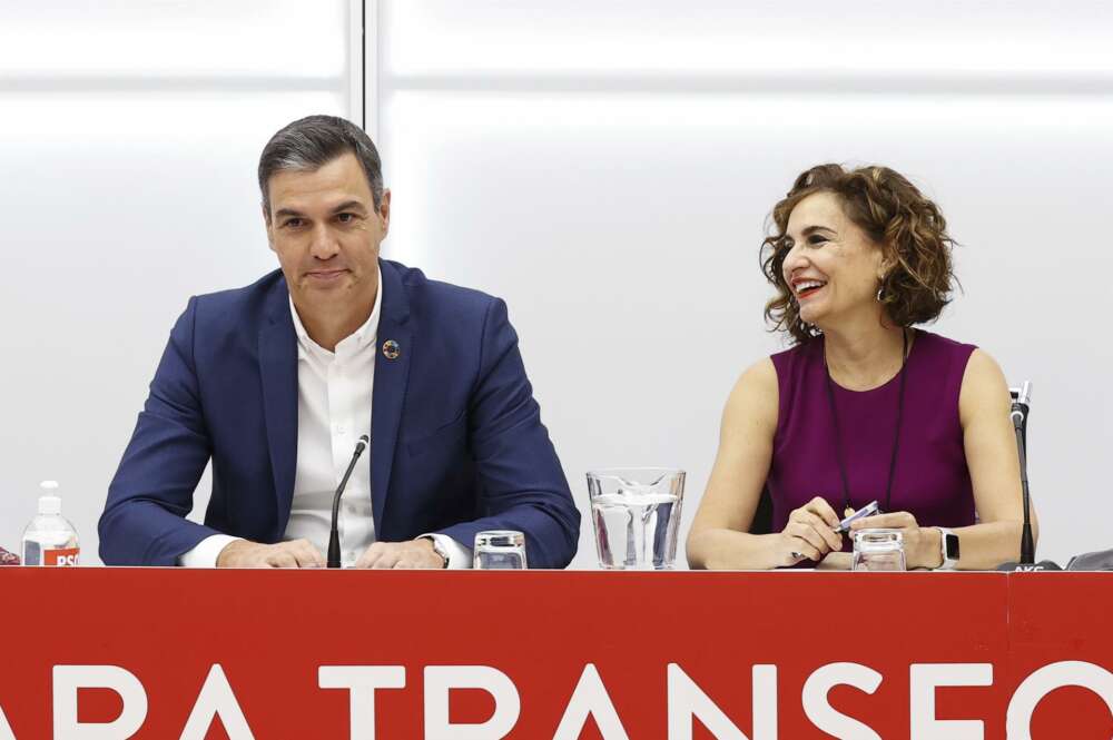 El presidente del Gobierno, Pedro Sánchez, y la ministra de Hacienda, María Jesús Montero.