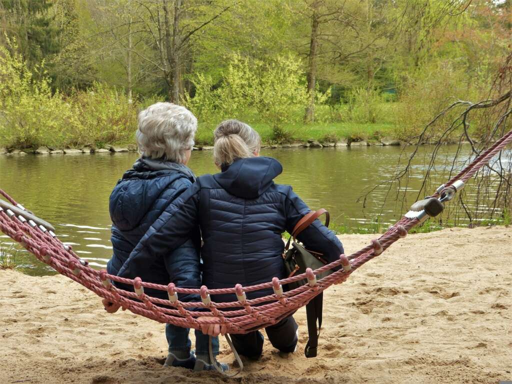 Dos mujeres jubiladas en una hamaca./ Pixabay