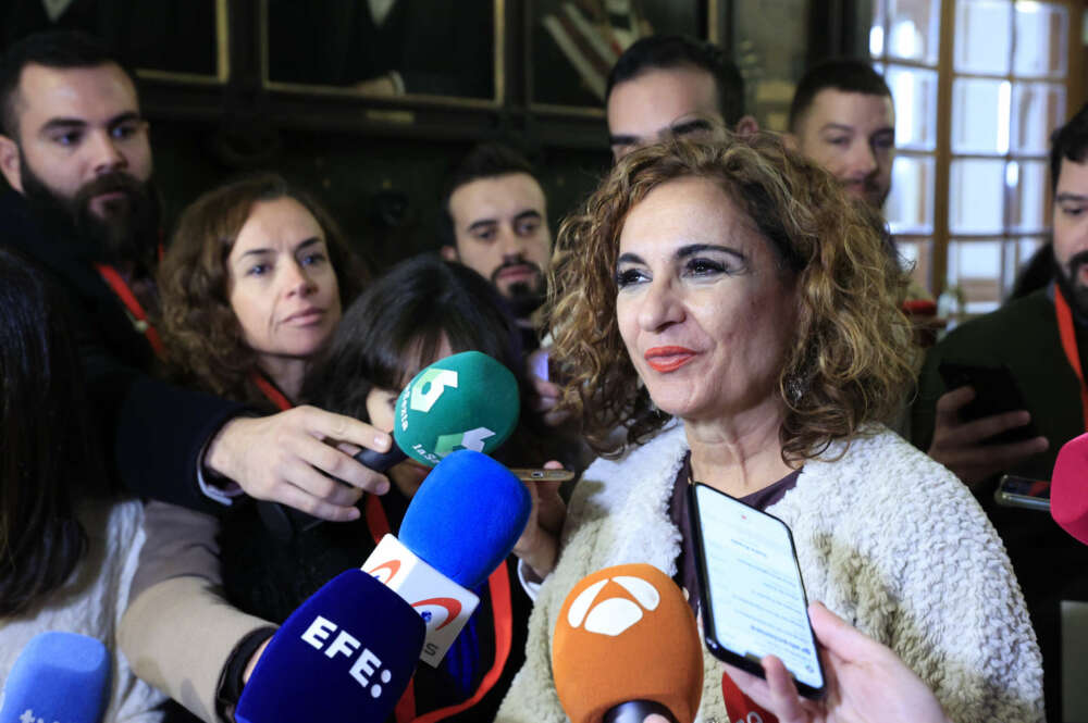 MADRID, 28/11/2022.- La ministra de Hacienda, María Jesús Montero, atiende a la prensa a su llegada al homenaje que organiza el PSOE a la escritora Almudena Grandes, fallecida hace un año, este lunes en el Ateneo de Madrid. EFE/ Zipi