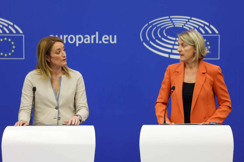 Roberta Metsola, presidenta del Parlamento Europeo (izquierda) y la austríaca Evelyn Regner (S&D), coponente del informe para esta directiva. en la sede de la Eurocámara en Estrasburgo.