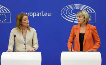 Roberta Metsola, presidenta del Parlamento Europeo (izquierda) y la austríaca Evelyn Regner (S&D), coponente del informe para esta directiva. en la sede de la Eurocámara en Estrasburgo.