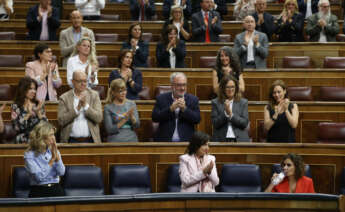 MADRID, 26/10/2022.- La ministra de Hacienda, María Jesús Montero (d), recibe los aplausos de su formación durante la primera jornada del debate de totalidad del proyecto de Presupuestos Generales del Estado de 2023 este miércoles en el pleno del Congreso de los Diputados . EFE/ Mariscal