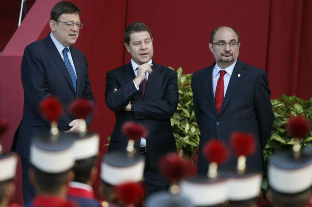 GRA110. MADRID, 12/10/2015.- Los presidentes de Valencia, Ximo Puig; Castilla-La Mancha, Emiliano García Page y Aragón, Javier Lambán (i a d), durante el desfile del Día de la Fiesta Nacional, que ha contado con la participación de unos 3.400 militares y guardias civiles -400 más que el año pasado-, 48 vehículos y 53 aeronaves, hoy en Madrid. EFE/Juan Carlos Hidalgo