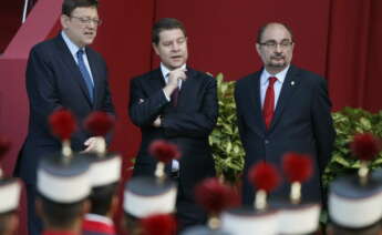 GRA110. MADRID, 12/10/2015.- Los presidentes de Valencia, Ximo Puig; Castilla-La Mancha, Emiliano García Page y Aragón, Javier Lambán (i a d), durante el desfile del Día de la Fiesta Nacional, que ha contado con la participación de unos 3.400 militares y guardias civiles -400 más que el año pasado-, 48 vehículos y 53 aeronaves, hoy en Madrid. EFE/Juan Carlos Hidalgo