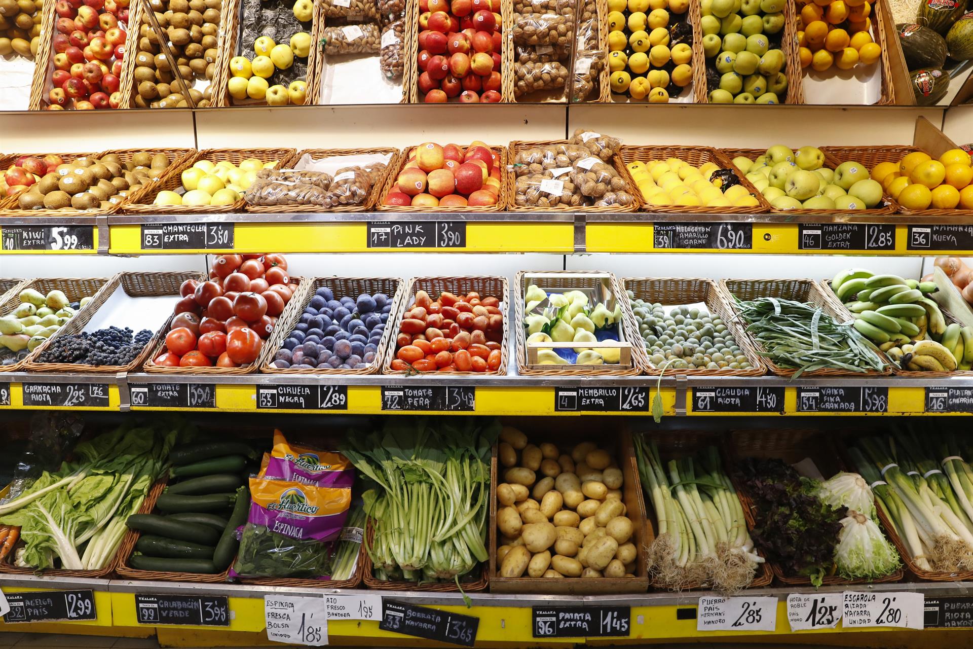 Un supermercado en el País Vasco. EFE/Juan Herrero.