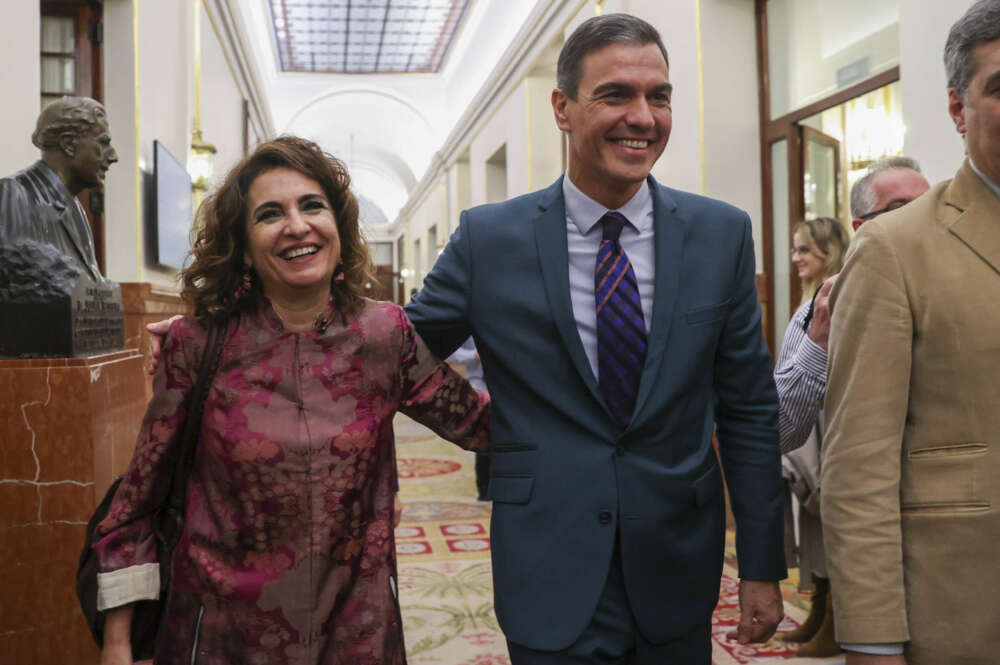 MADRID, 24/11/2022.- El presidente del Gobierno, Pedro Sánchez (c), junto a la ministra de Hacienda y Función Pública, María Jesús Montero (i), a su llegada a la última jornada de debate y votación de los presupuestos en el pleno del Congreso, este jueves. EFE/ Kiko Huesca