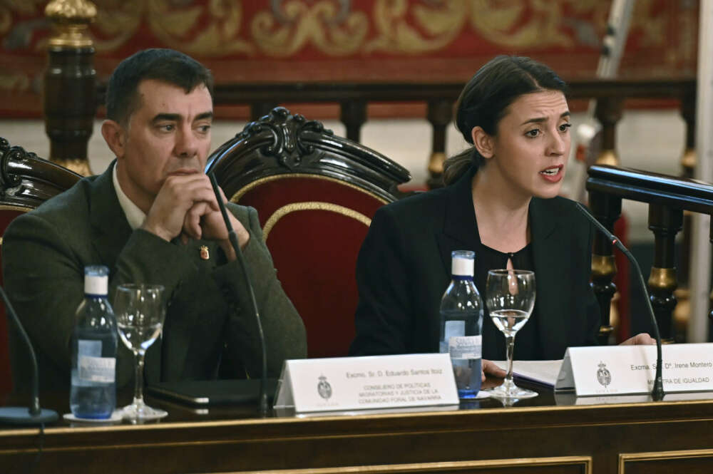 MADRID, 17/11/2022.- La ministra de Igualdad, Irene Montero (d), en presencia del consejero de Políticas Migratorias y Justicia de Navarra, Eduardo Santos, interviene en el marco del VIII Congreso del Observatorio contra la Violencia Machista este jueves en el Senado. EFE/ Fernando Villar