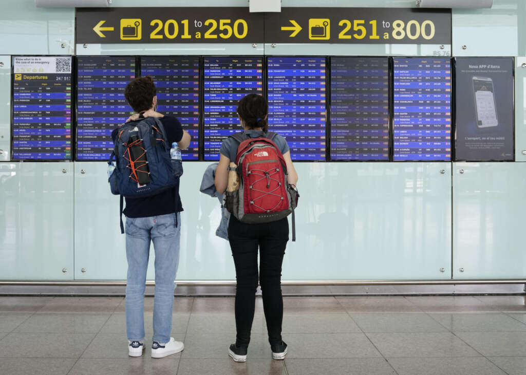 BARCELONA, 01/11/2022.- Dos viajeros consultan los paneles con los vuelos programados en el aeropuerto de El Prat, en Barcelona, este martes. La primera de las jornadas de huelga en la aerolínea Vueling convocadas por el sindicato de tripulantes de cabina de pasajeros Stavla se desarrollan con normalidad y los vuelos no afectados por las protestas -el 90 %, según la compañía- están saliendo con puntualidad, según lo previsto. EFE/Enric Fontcuberta