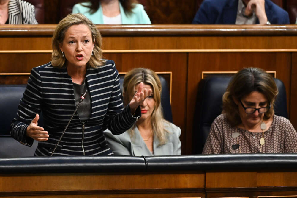 MADRID, 02/11/2022.- La vicepresidenta primera y ministra de Economía, Nadia Calviño (i), interviene durante la sesión de control al Gobierno, este miércoles, en el Congreso de los Diputados. EFE/ Fernando Villar